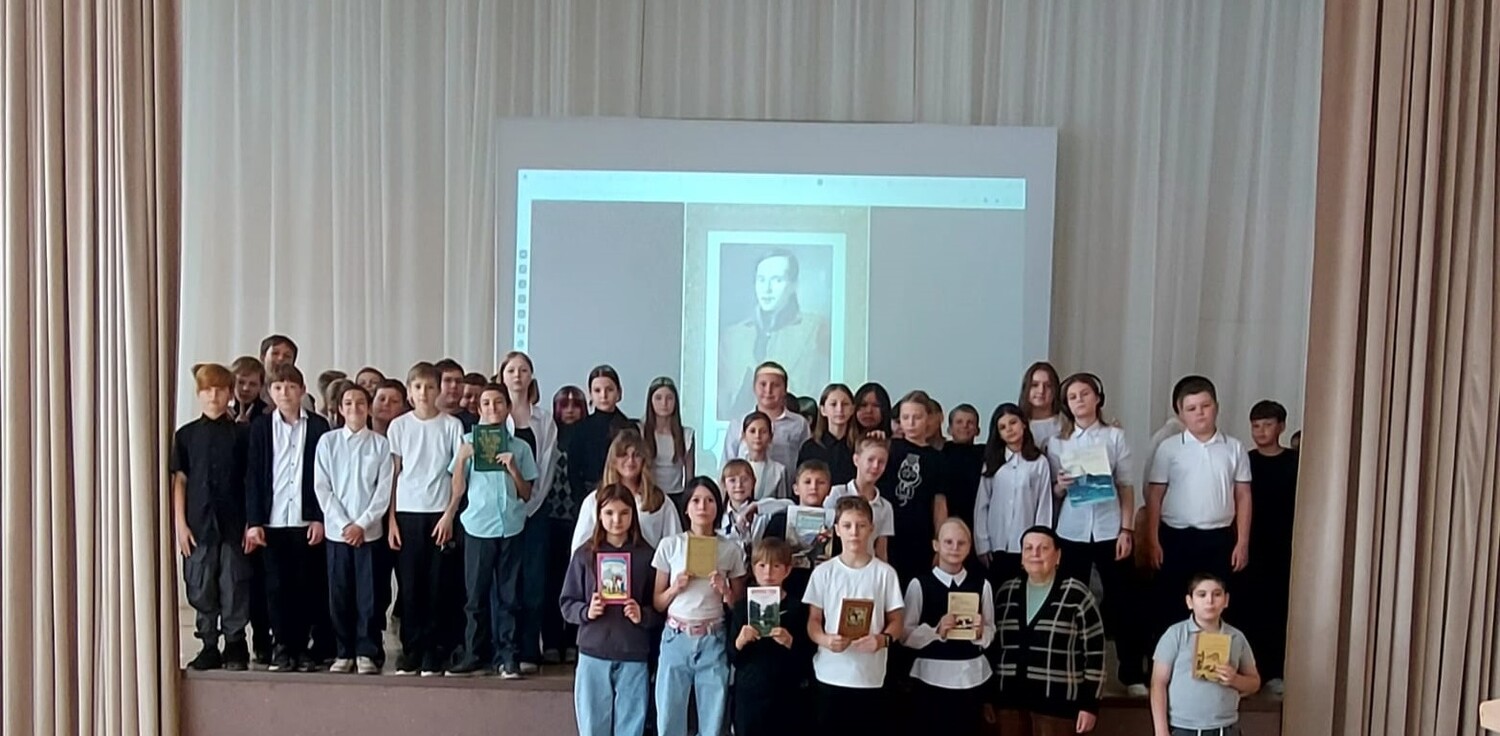 Имени его столетья не сотрут…