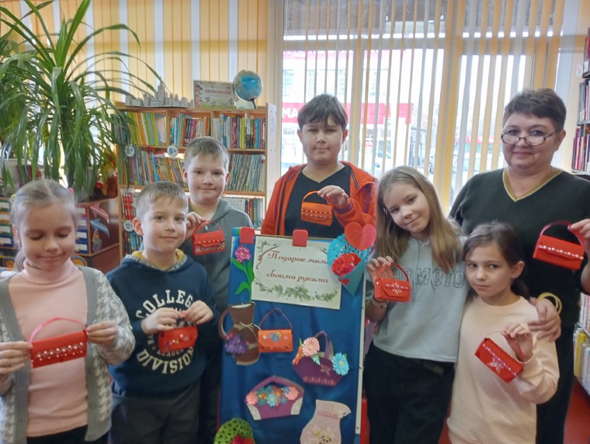 Юные мастера готовят подарки любимым мамам