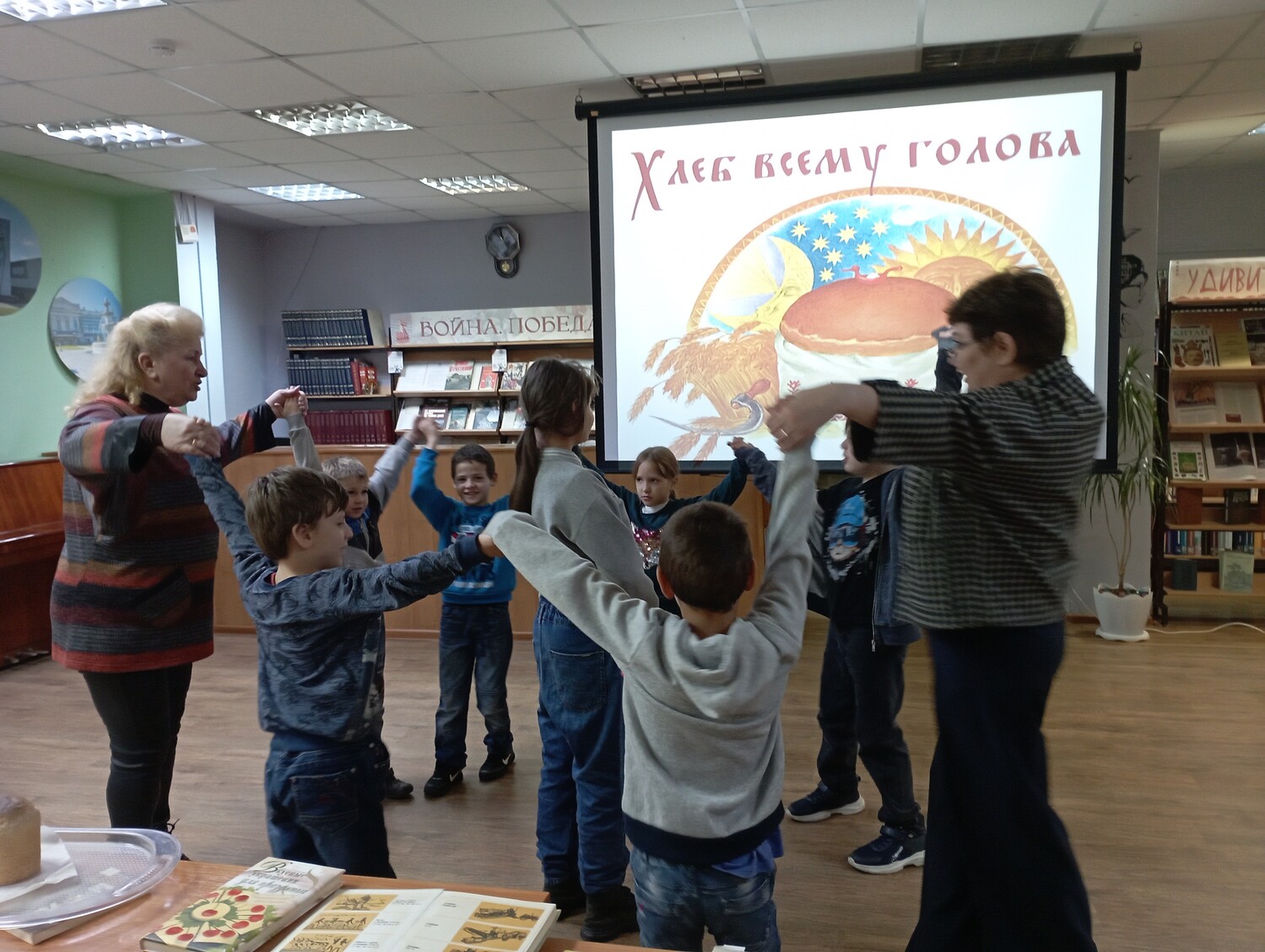 Знакомство детей с главным продуктом на столе.