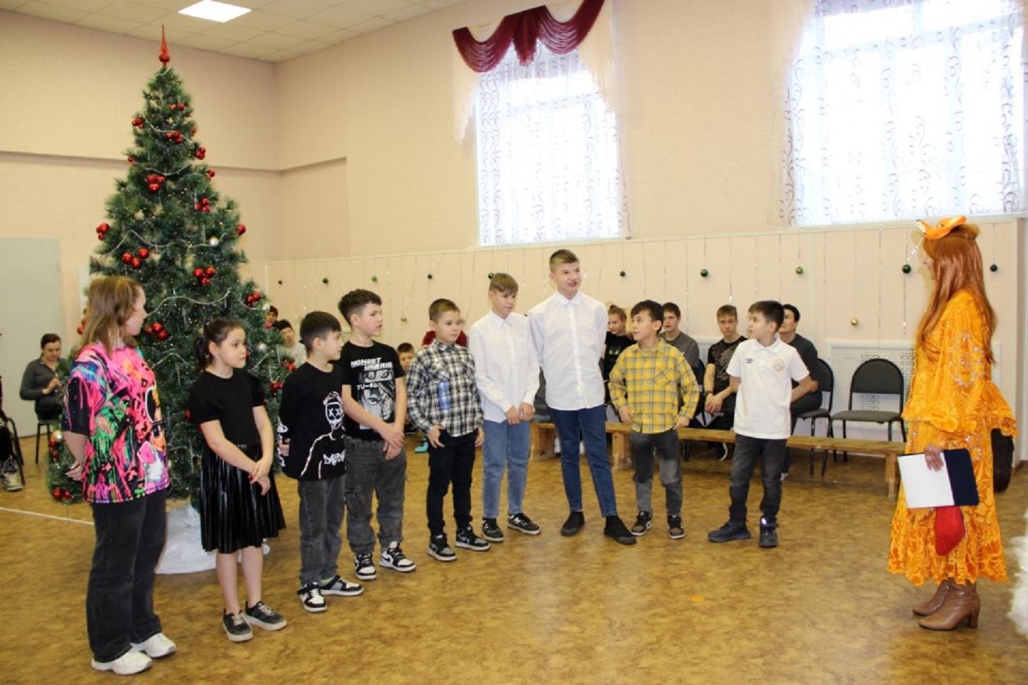 Добрая традиция: сотрудники библиотеки подарили праздник детям