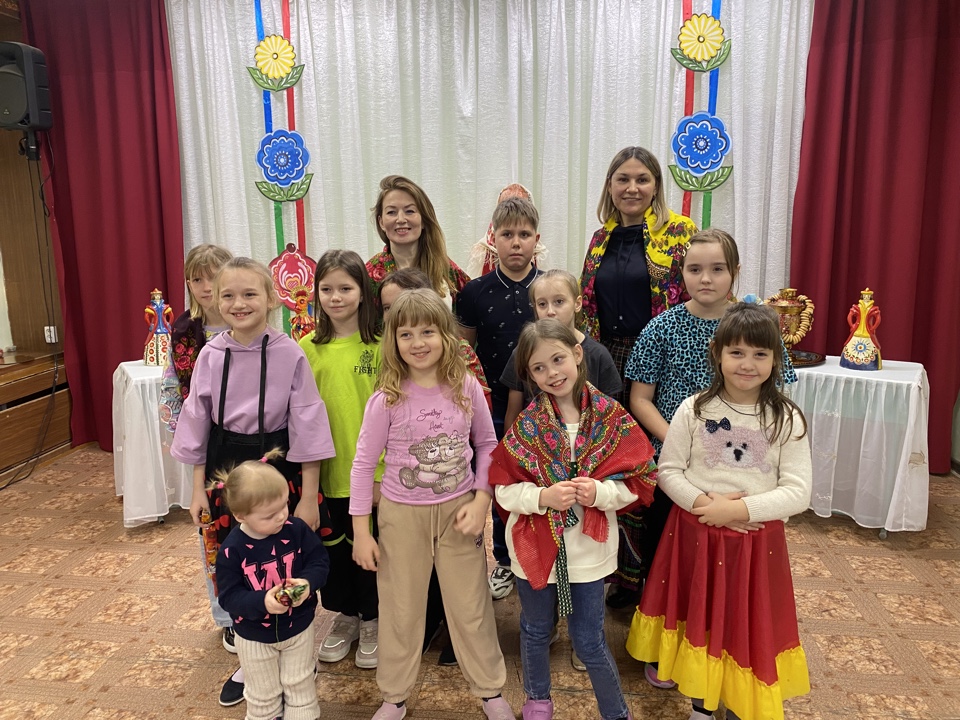 Масленица идет, блины да мед несет